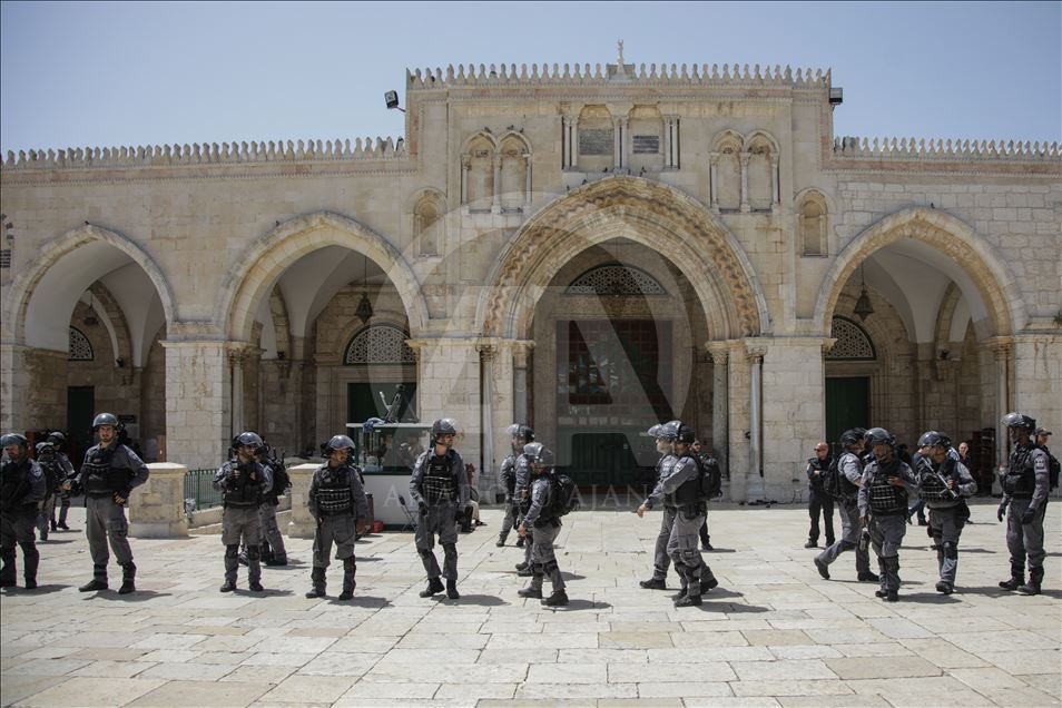 Fanatic Jews' raid Al-Aqsa Mosque Compound