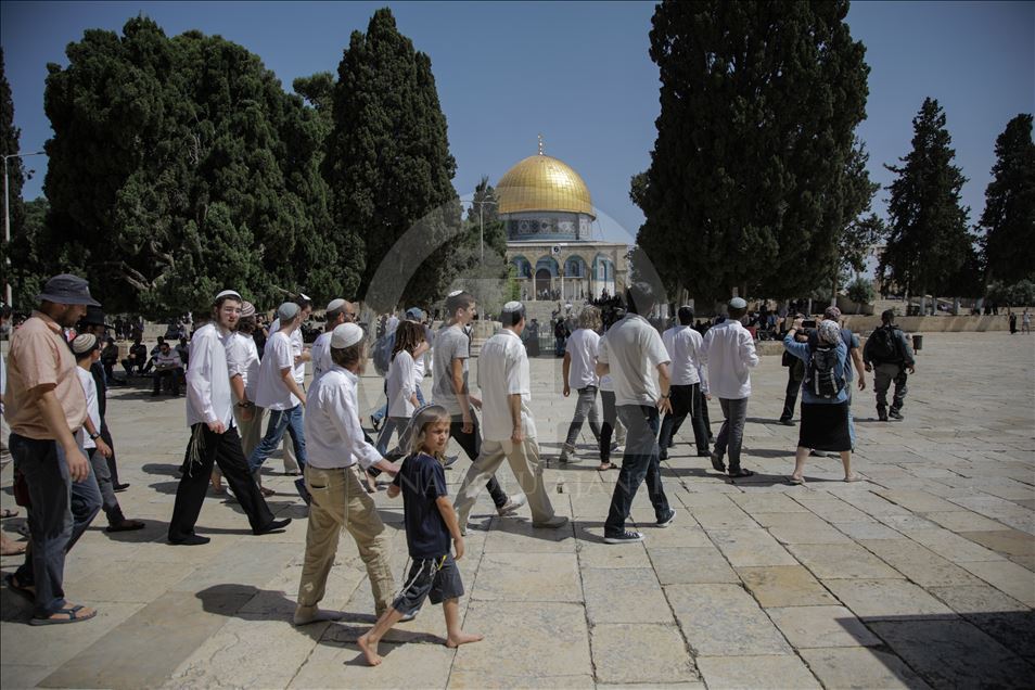 Fanatic Jews' raid Al-Aqsa Mosque Compound