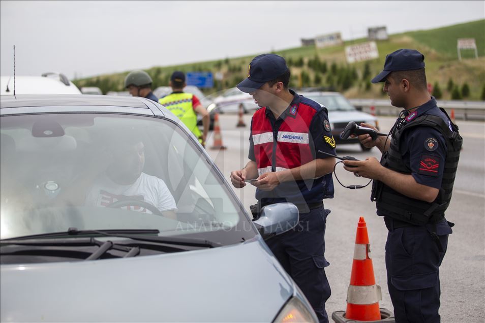 
Jandarma komutanından "arka koltukta emniyet kemeri" uyarısı