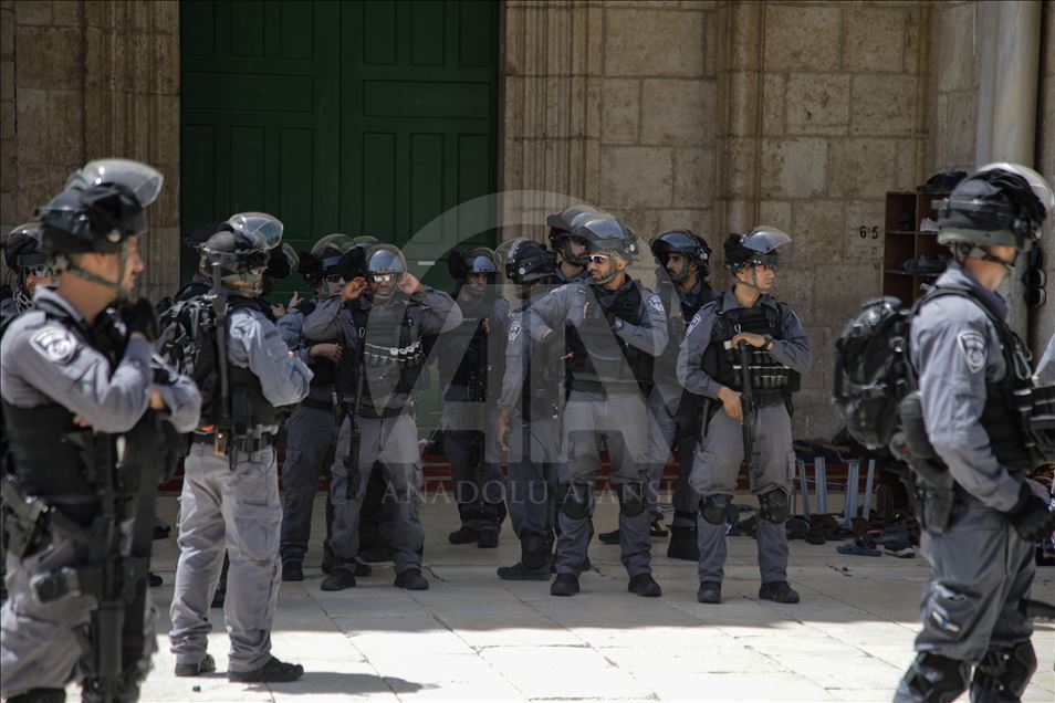Fanatic Jews' raid Al-Aqsa Mosque Compound