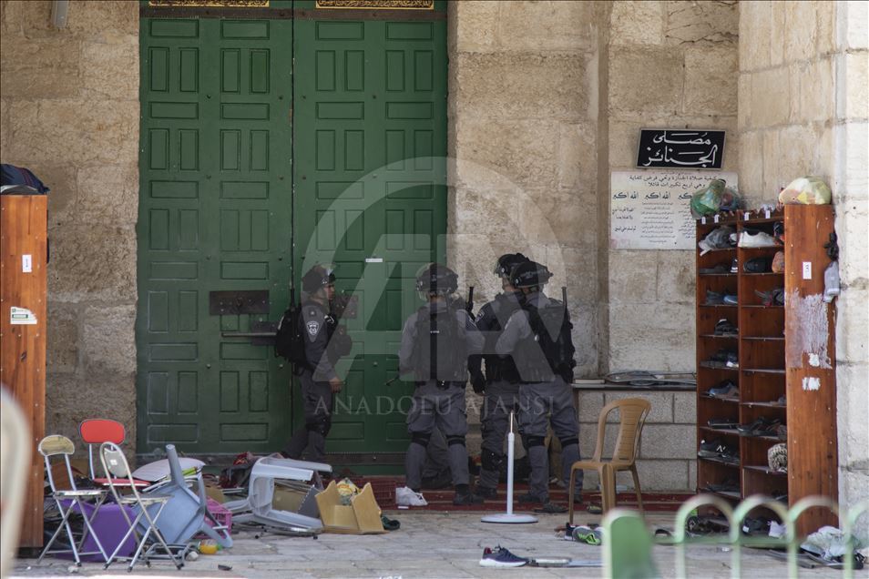 Fanatic Jews' raid Al-Aqsa Mosque Compound