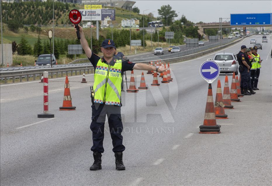 
Jandarma komutanından "arka koltukta emniyet kemeri" uyarısı
