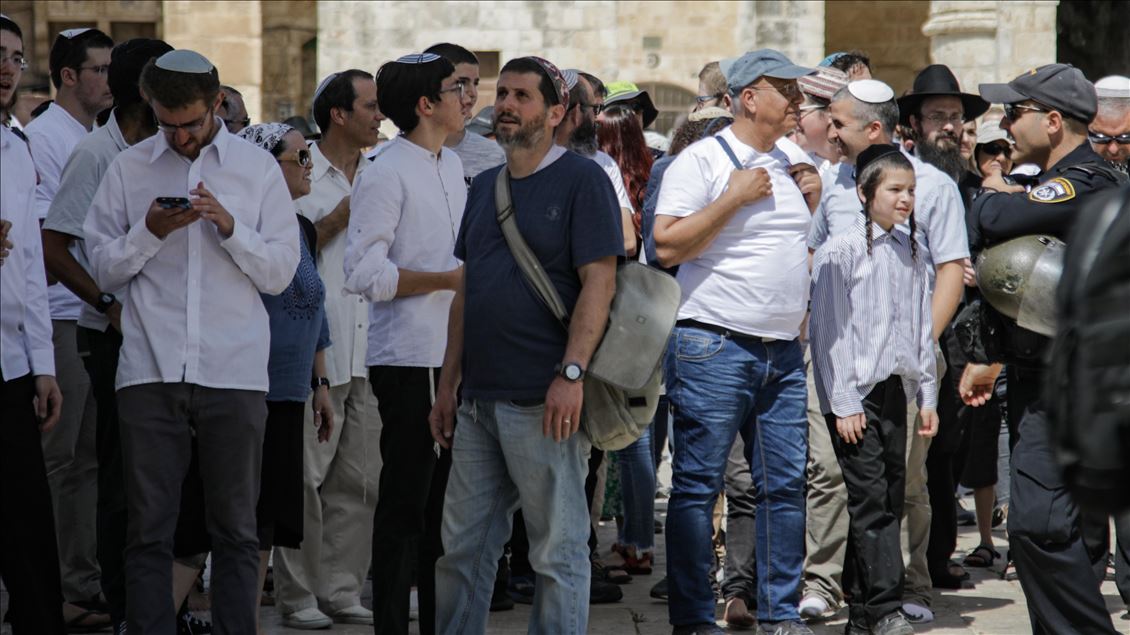Fanatic Jews' raid Al-Aqsa Mosque Compound