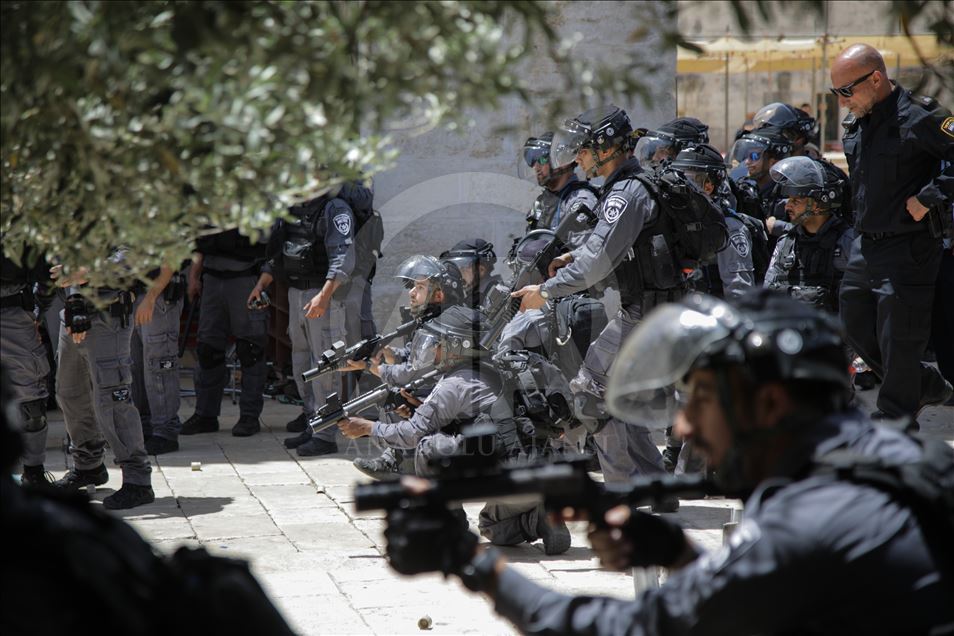 Fanatic Jews' raid Al-Aqsa Mosque Compound
