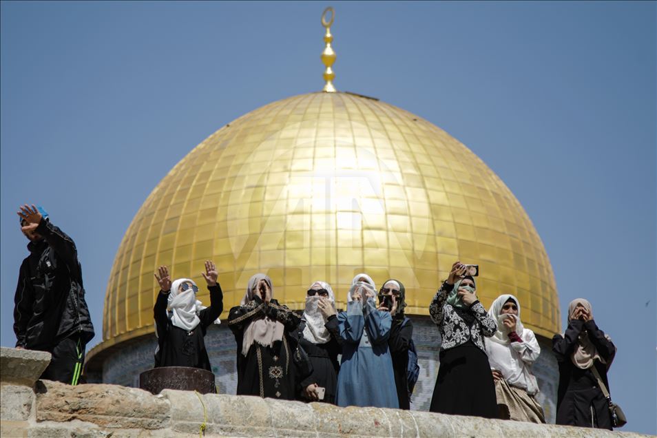 Fanatic Jews' raid Al-Aqsa Mosque Compound