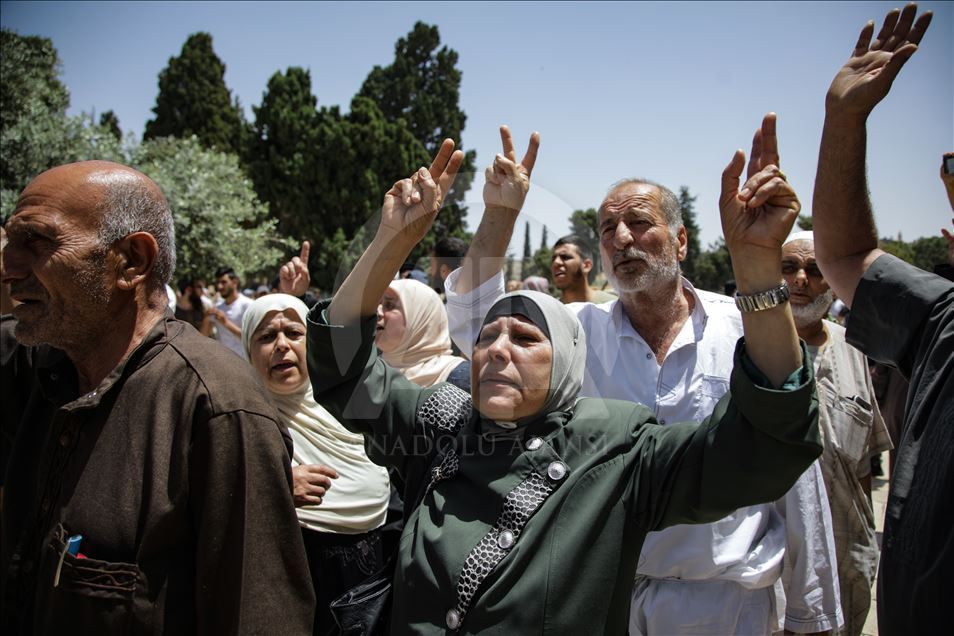 Fanatic Jews' raid Al-Aqsa Mosque Compound