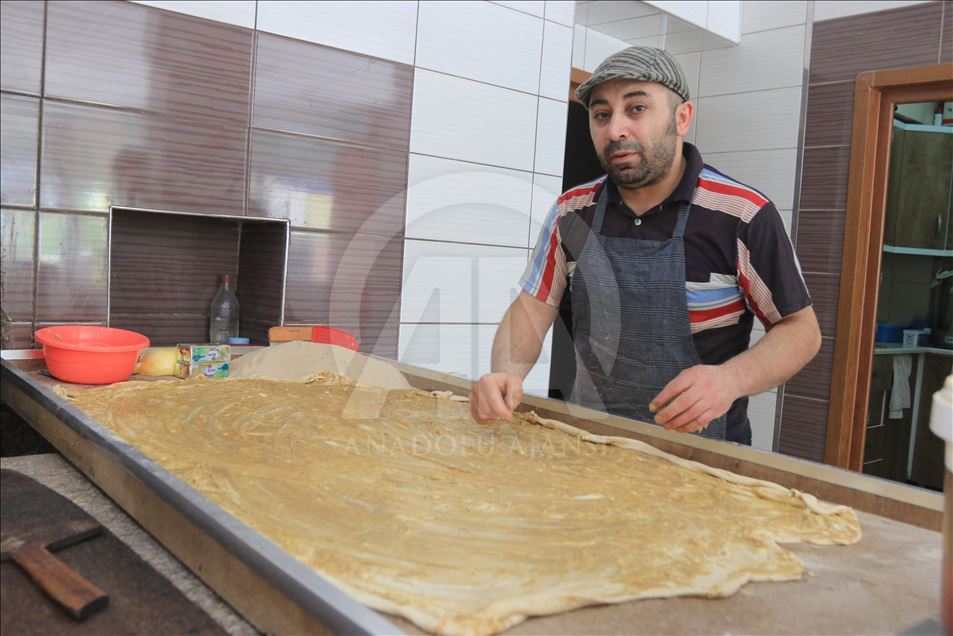 خبز الطحينة.. من أفران الحطب إلى موائد رمضان في قرامان التركية