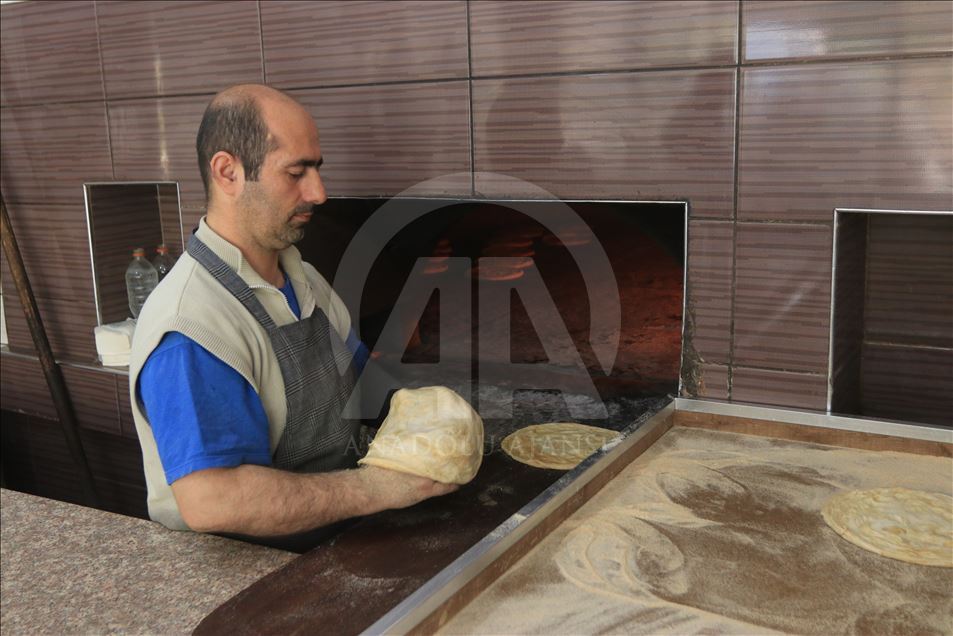 خبز الطحينة.. من أفران الحطب إلى موائد رمضان في قرامان التركية