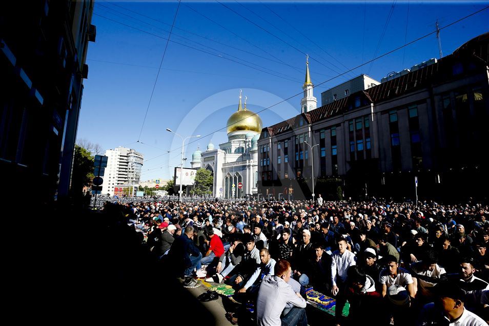 Мусульмане России совершили праздничный намаз

