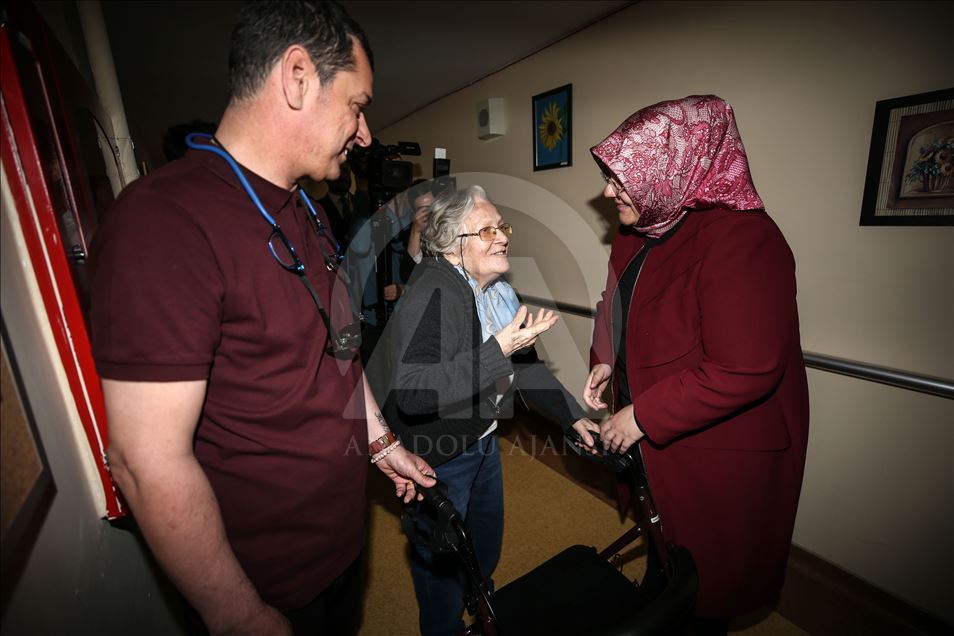 Bakan Selçuk’tan huzurevi ziyareti