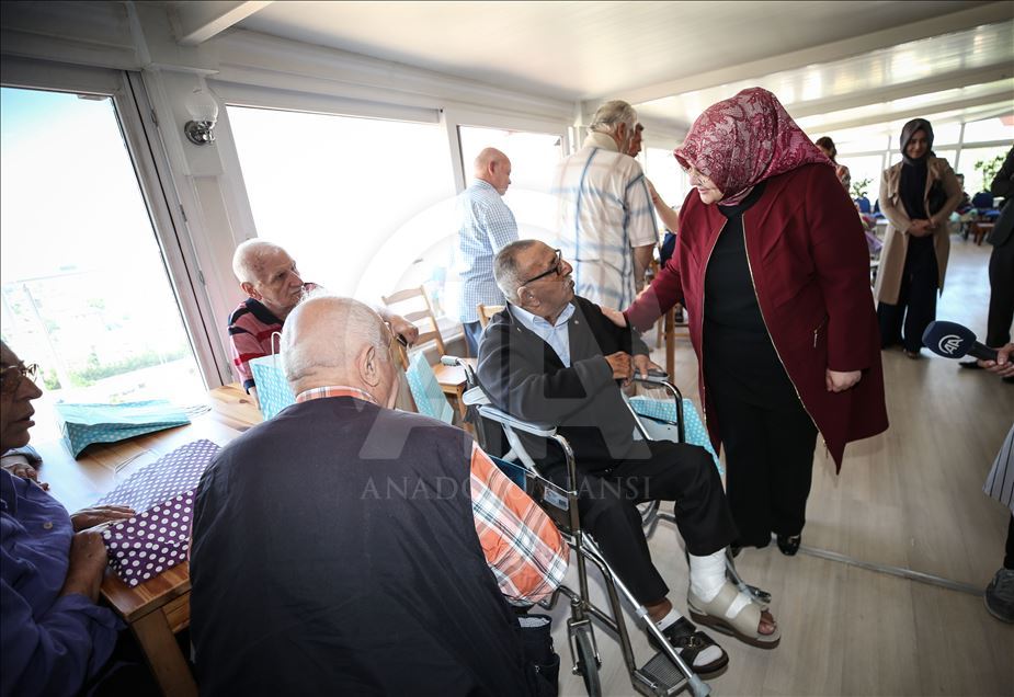 Bakan Selçuk’tan huzurevi ziyareti