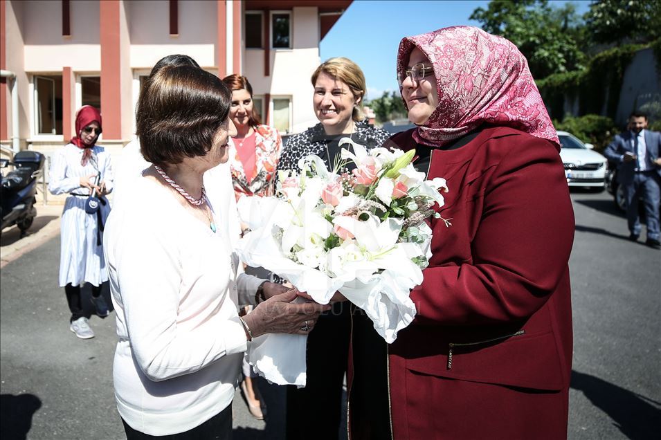 Bakan Selçuk’tan huzurevi ziyareti