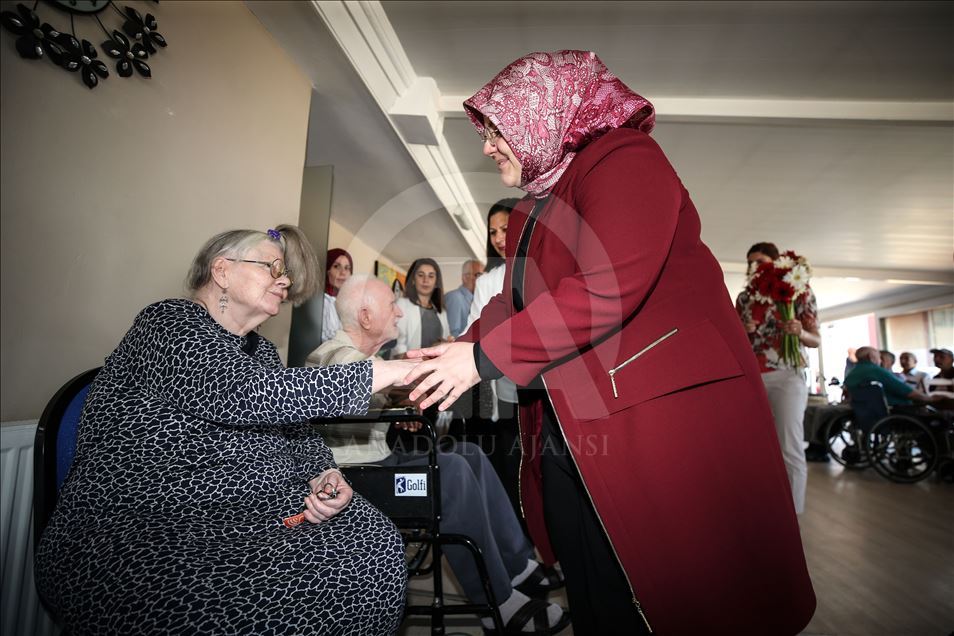 Bakan Selçuk’tan huzurevi ziyareti