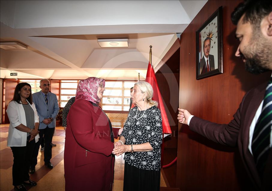 Bakan Selçuk’tan huzurevi ziyareti