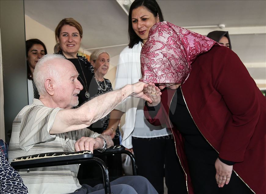 Bakan Selçuk’tan huzurevi ziyareti