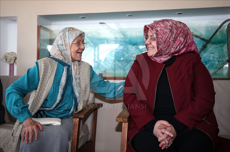 Bakan Selçuk’tan huzurevi ziyareti
