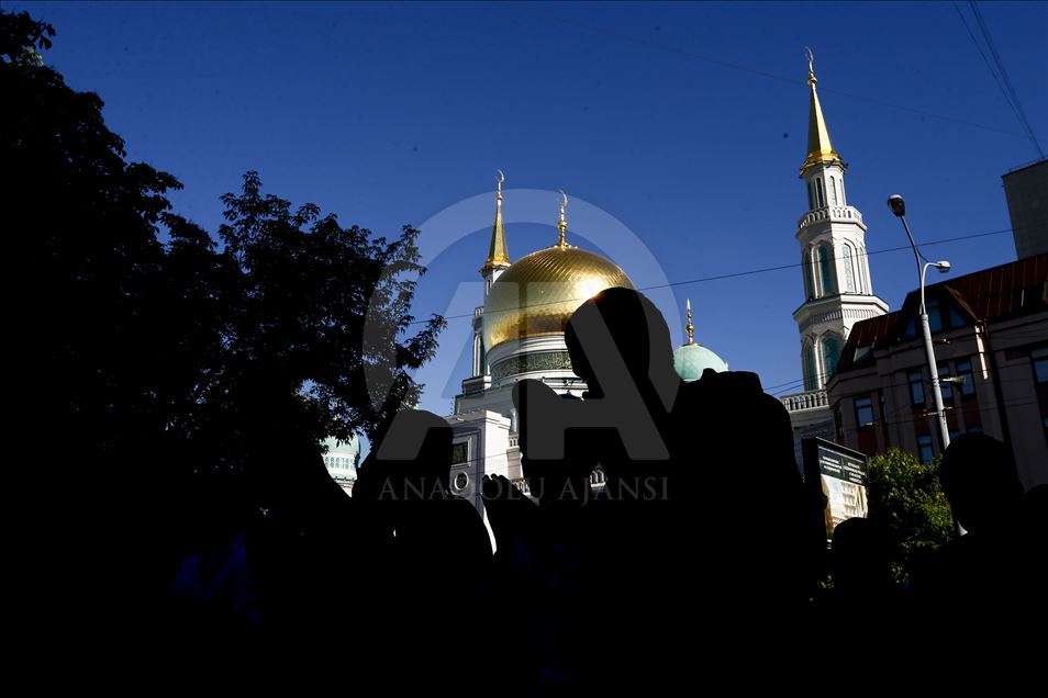 Мусульмане России совершили праздничный намаз
