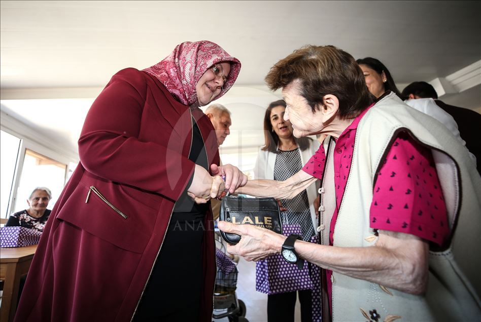 Bakan Selçuk’tan huzurevi ziyareti