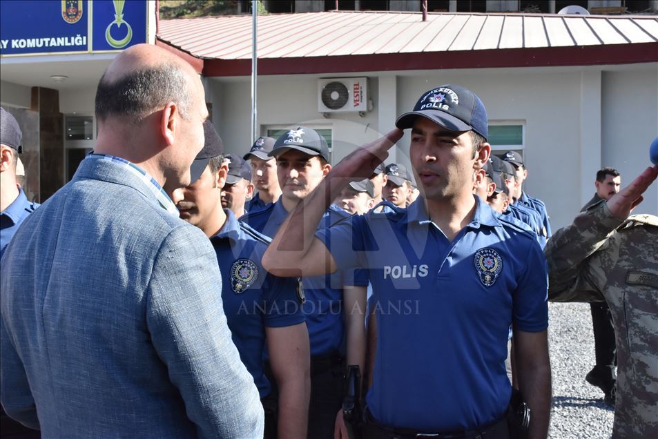 İçişleri Bakanı Soylu, Beytüşşebap'ta vatandaşlarla bayramlaştı
