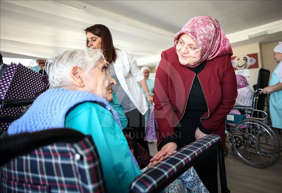 Bakan Selçuk’tan huzurevi ziyareti