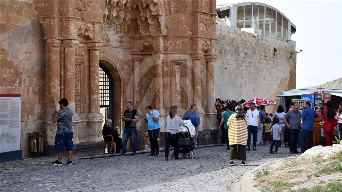 Tarihi İshak Paşa Sarayı'nda bayram yoğunluğu