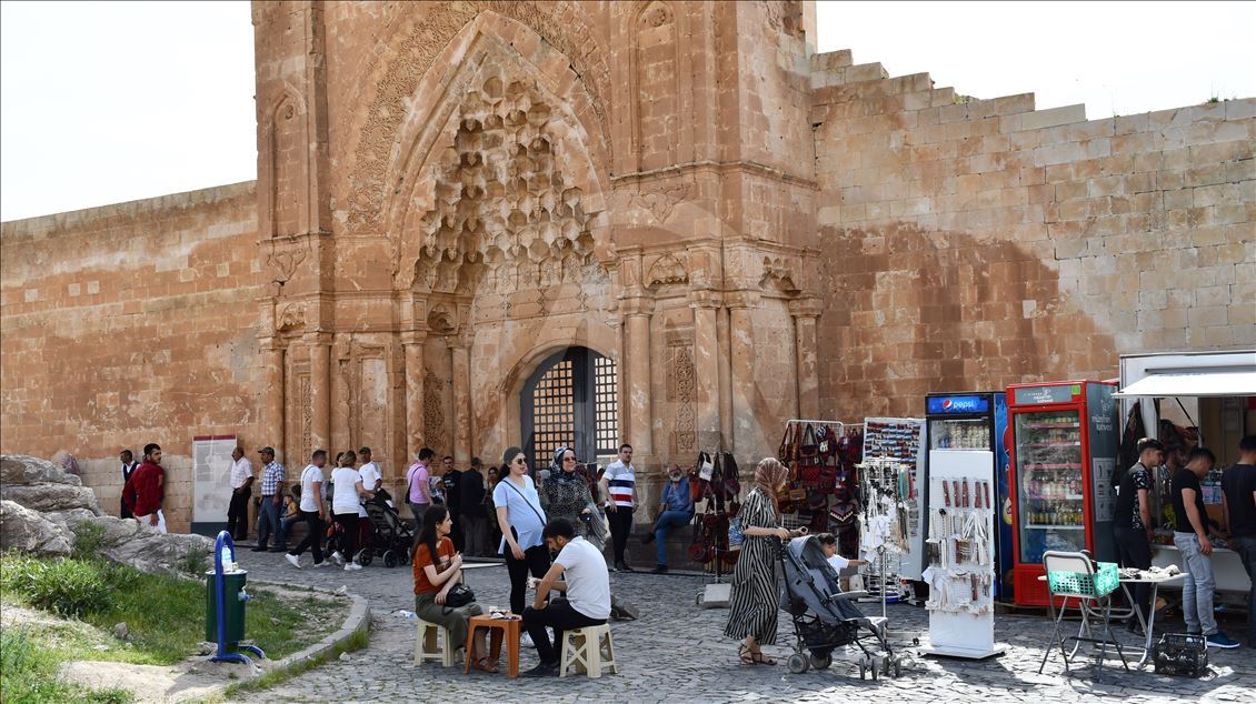 Tarihi İshak Paşa Sarayı'nda bayram yoğunluğu