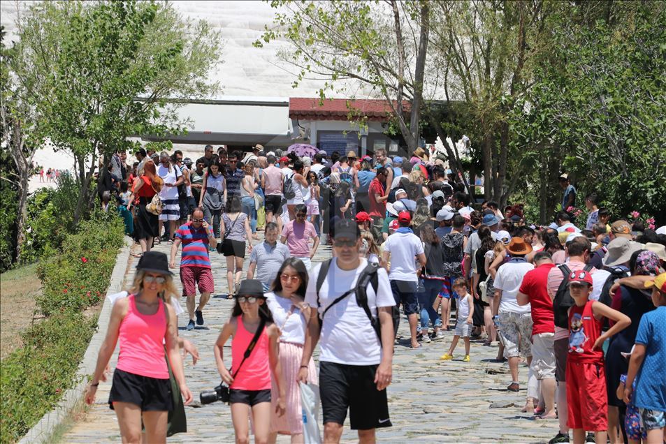 В Памуккале за 6 дней посетило более 80 тысяч туристов