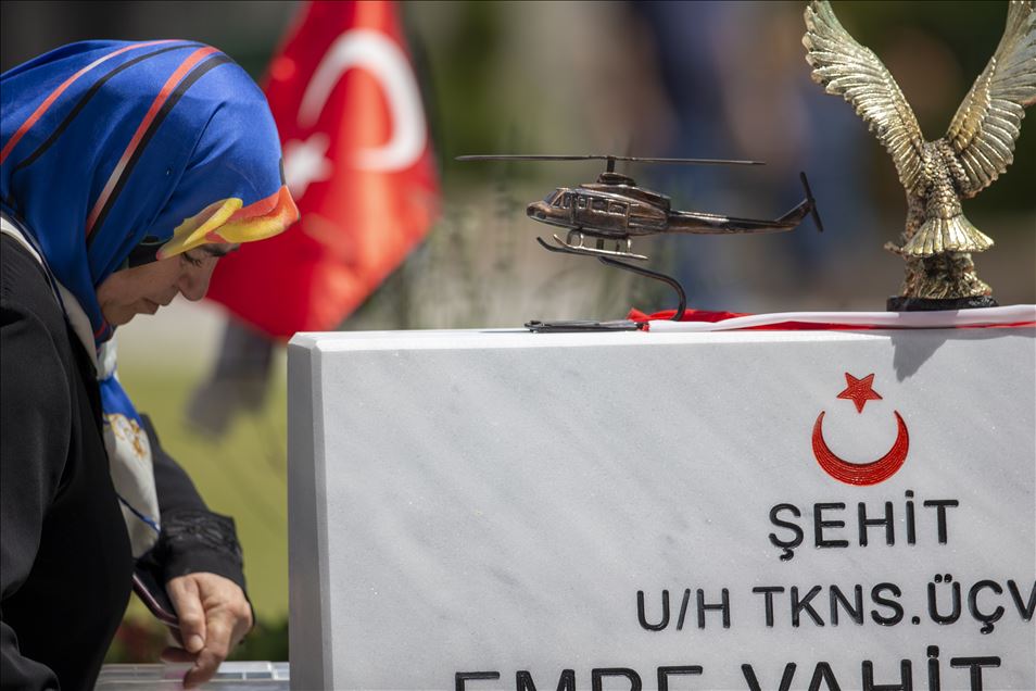 Bayram öncesi şehitliklere ziyaret
