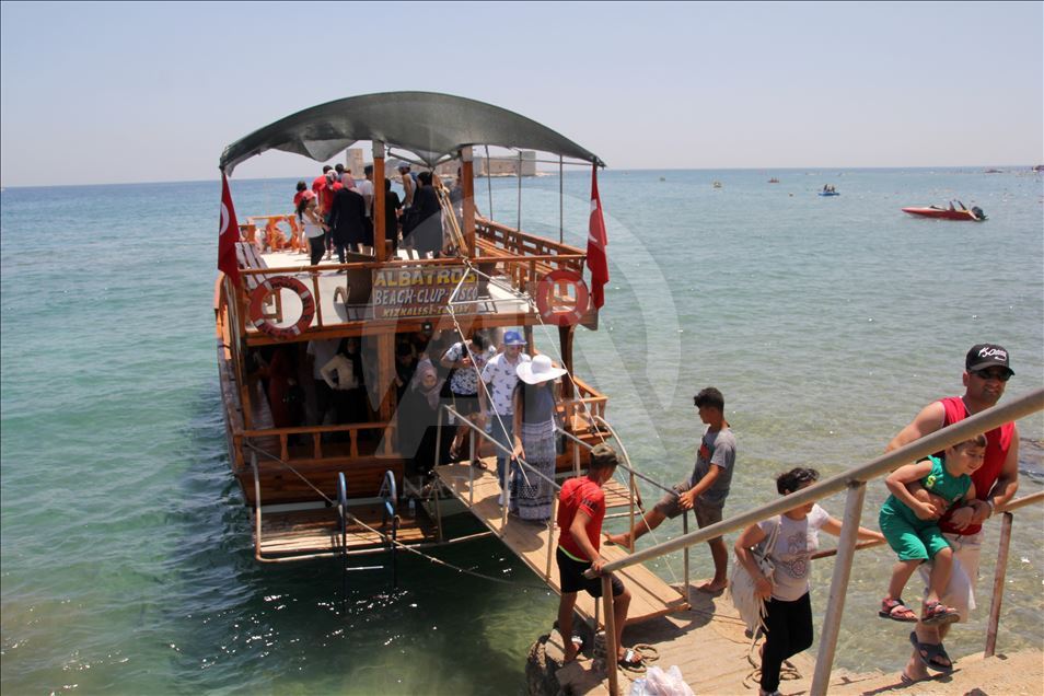 تركيا.. شواطئ مرسين تفيض بالسياح خلال عيد الفطر