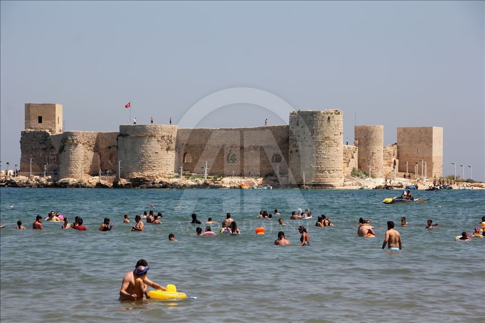 تركيا.. شواطئ مرسين تفيض بالسياح خلال عيد الفطر