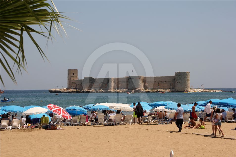 تركيا.. شواطئ مرسين تفيض بالسياح خلال عيد الفطر
