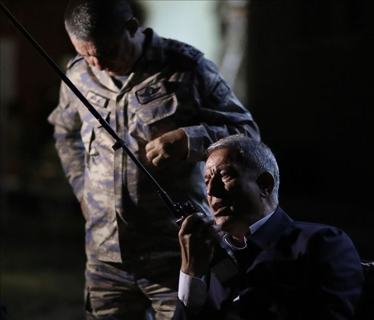 Bakan Akar ve TSK’nın komuta kademesi sınırda