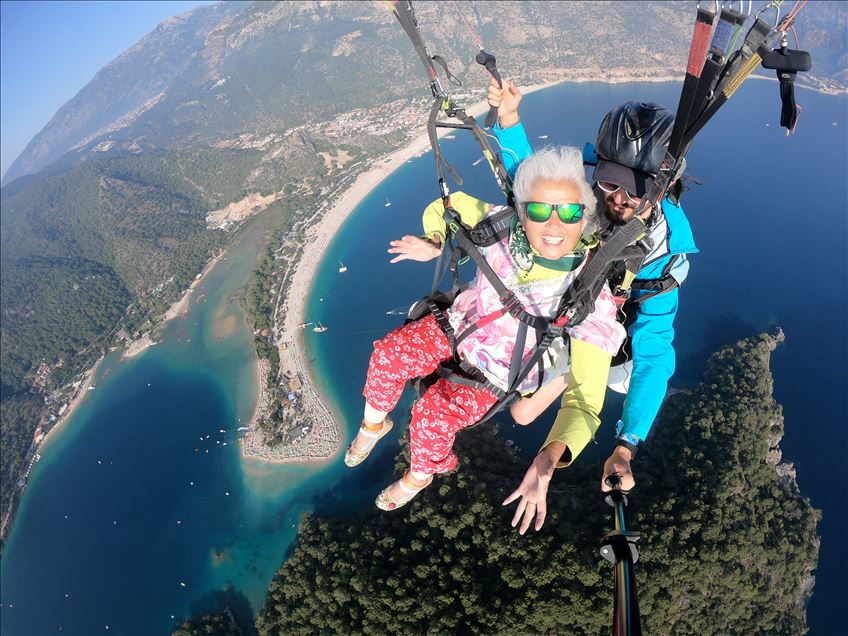  75'lik Çinli kadının yamaç paraşütü heyecanı