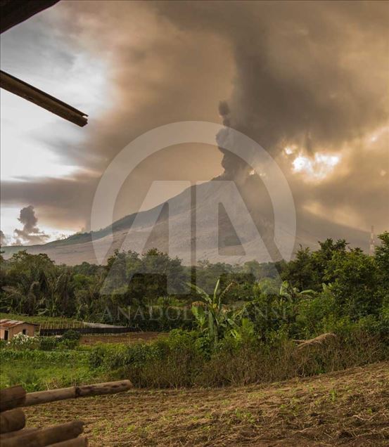 Erupción del volcán Sinabung en Indonesia