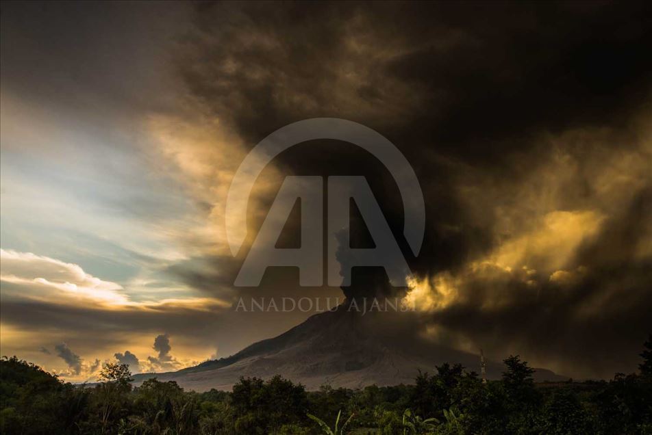 Erupción del volcán Sinabung en Indonesia