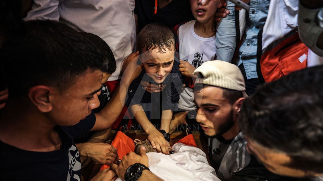 İsrail'in şehit ettiği Filistinli sağlık görevlisi toprağa verildi