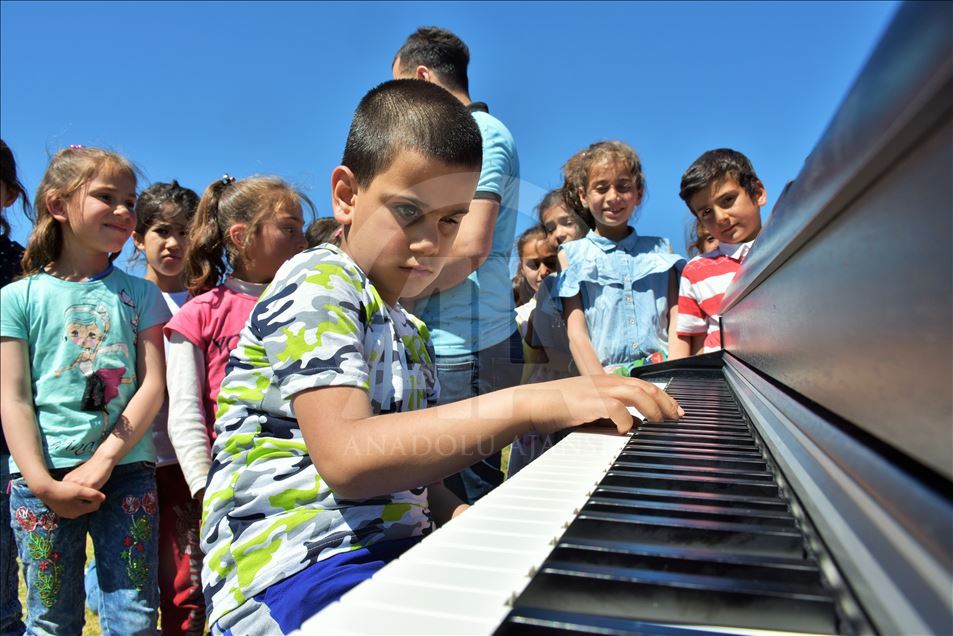 "Kusursuz kulak" ilk konserini köyde verdi