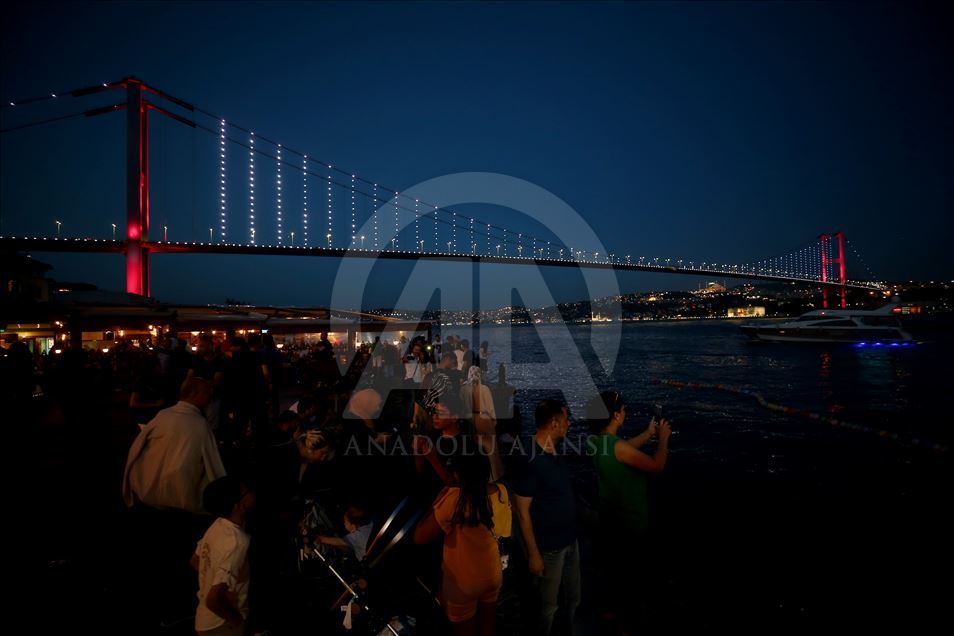 15 Temmuz Şehitler Köprüsü Kırmızı-Beyaz