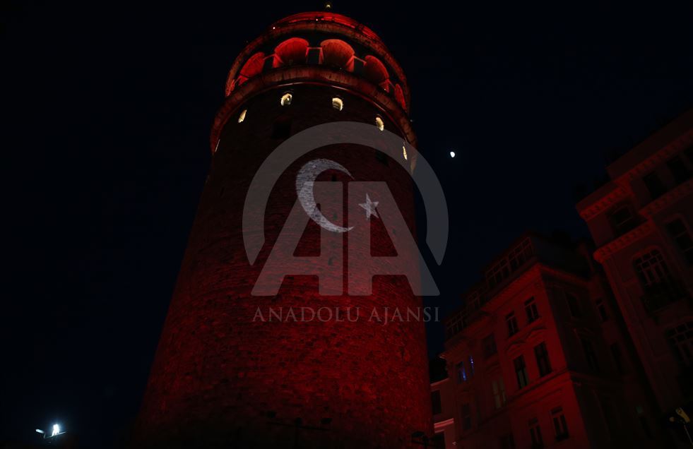 Galata Kulesi kırmızı beyaz