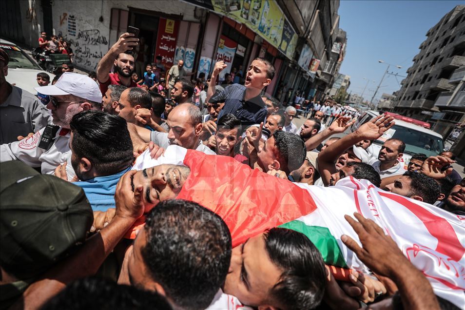İsrail'in şehit ettiği Filistinli sağlık görevlisi toprağa verildi