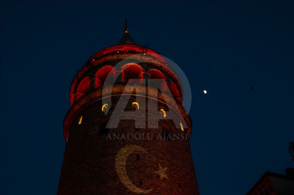 Galata Kulesi kırmızı beyaz
