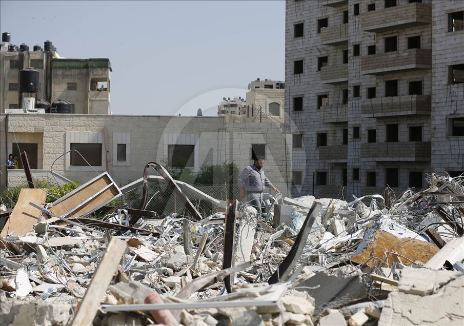 Israel demolishes Palestinians' settlements