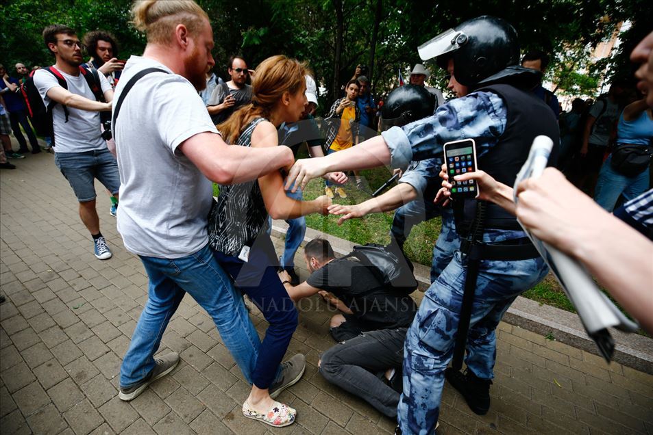 La policía interviene manifestaciones en Moscú