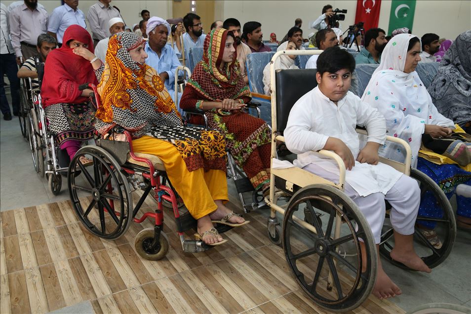 "تيكا" التركية توزع كراسٍ متحركة على 200 محتاج في باكستان