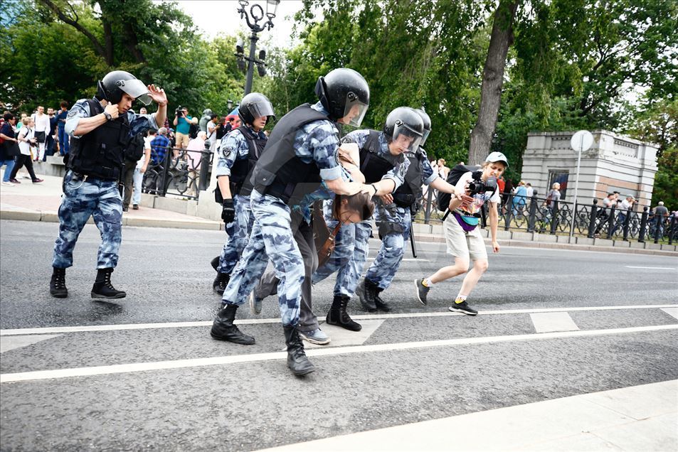 La policía interviene manifestaciones en Moscú