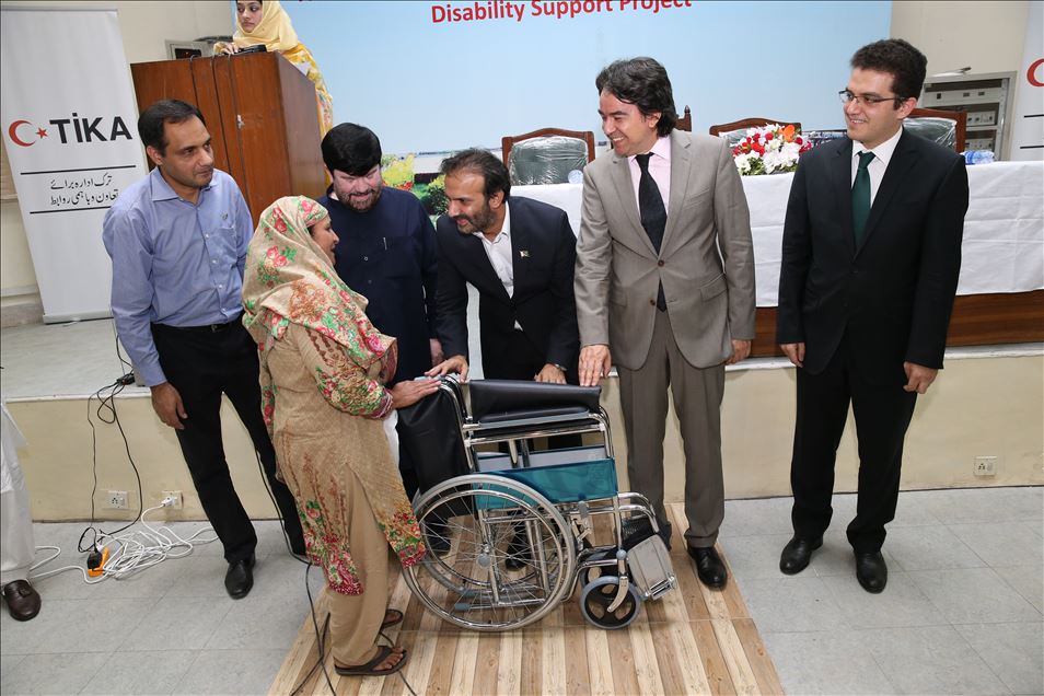 "تيكا" التركية توزع كراسٍ متحركة على 200 محتاج في باكستان