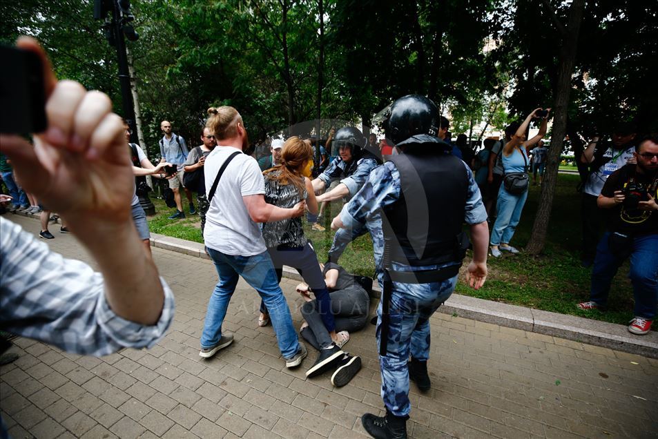La policía interviene manifestaciones en Moscú