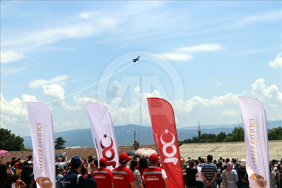 Пилотажные группы подарили жителям Турции воздушное шоу