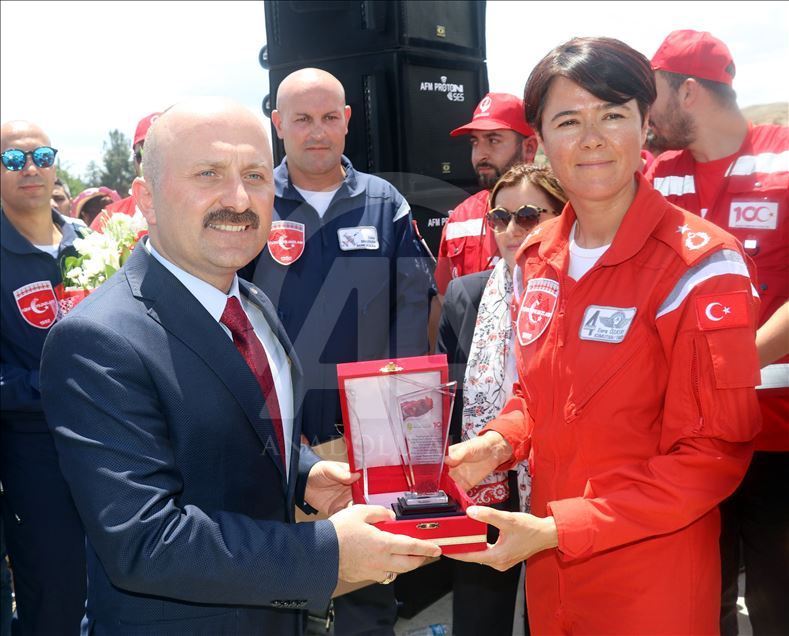 Пилотажные группы подарили жителям Турции воздушное шоу