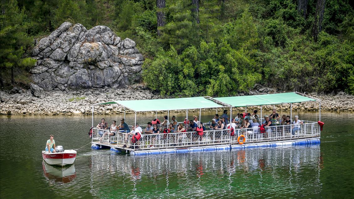 Yüzer platformla göl seyri, turistlerin gözdesi